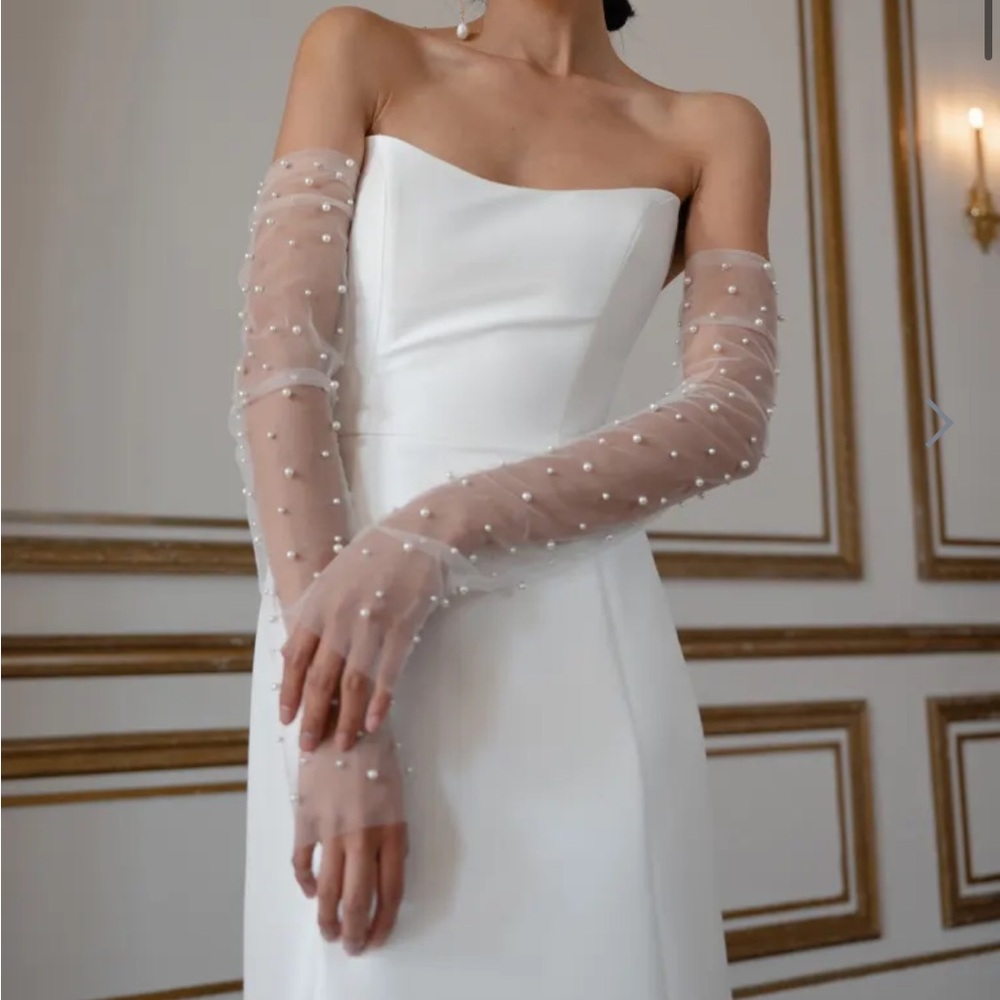 Jenny Yoo: Allison fingerless pearl sleeves